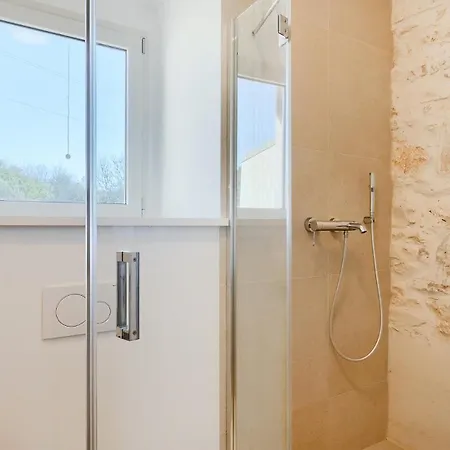 Beautiful Sarizol With Indoor Pool In Rovigno