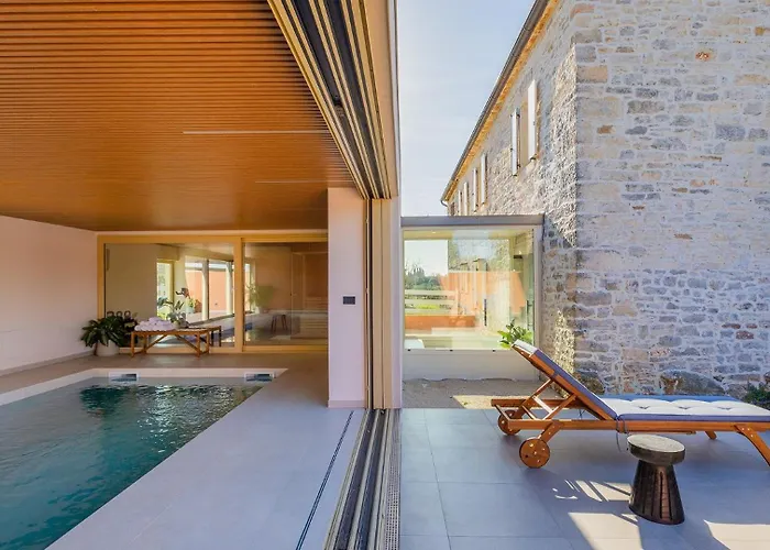 Beautiful Sarizol With Indoor Pool In Βίλα Ρόβινι